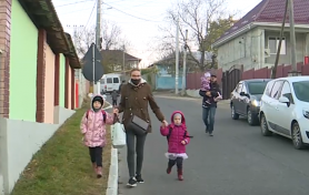 Bătaie de joc la Ialoveni. Copiii merg pe carosabil pentru că nu este trotuar